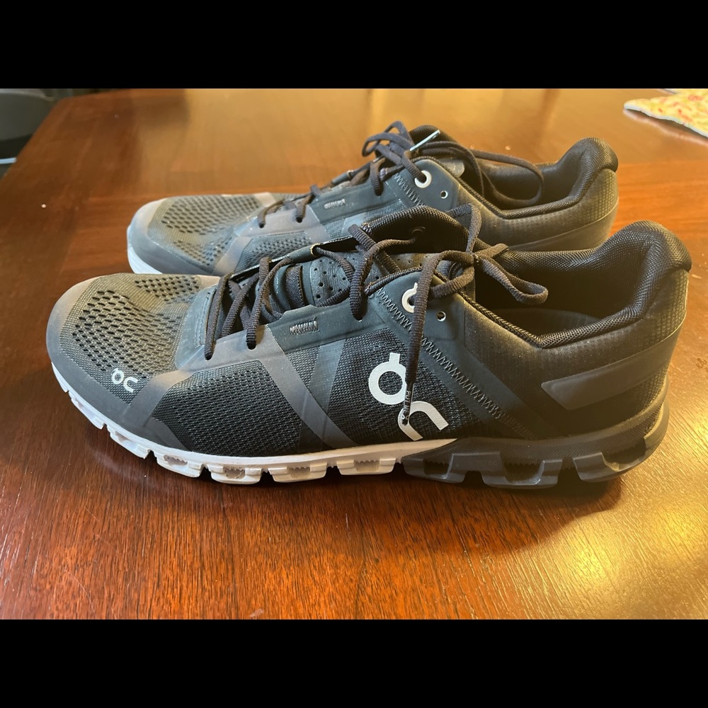 On cloudflow mens running shoe. Size 10.5 gently worn